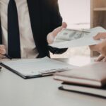 Un uomo che riceve un rimborso