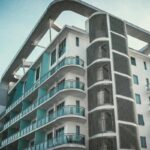 Un foto di un gran condominio visto da lontano