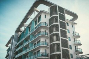 Un foto di un gran condominio visto da lontano