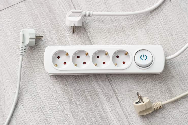 Una ciabatta elettrica con delle prese staccate accanto