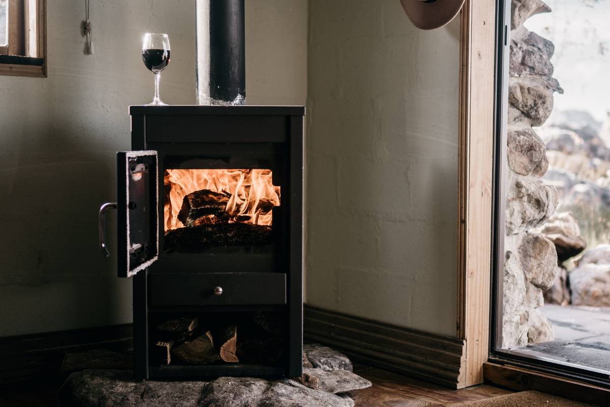 Una stufa a legna in funzione