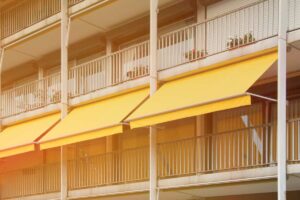 Delle tende da balcone installate su diversi balconi del condominio