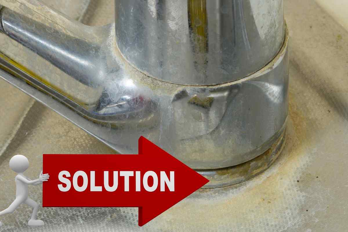 calcare su rubinetto con freccia che l indica in rosso con scritto soluzione