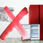 segno rosso con una x mano che tiene carta stagnola e congelatore rosso aperto