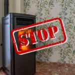 stufa a pellet all'interno di un'abitazione e scritta stop in evidenza