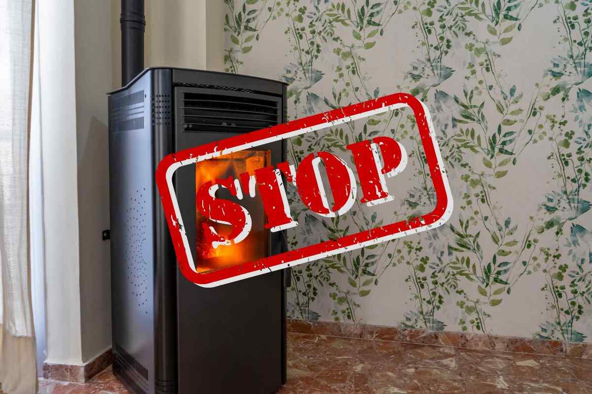 stufa a pellet all'interno di un'abitazione e scritta stop in evidenza