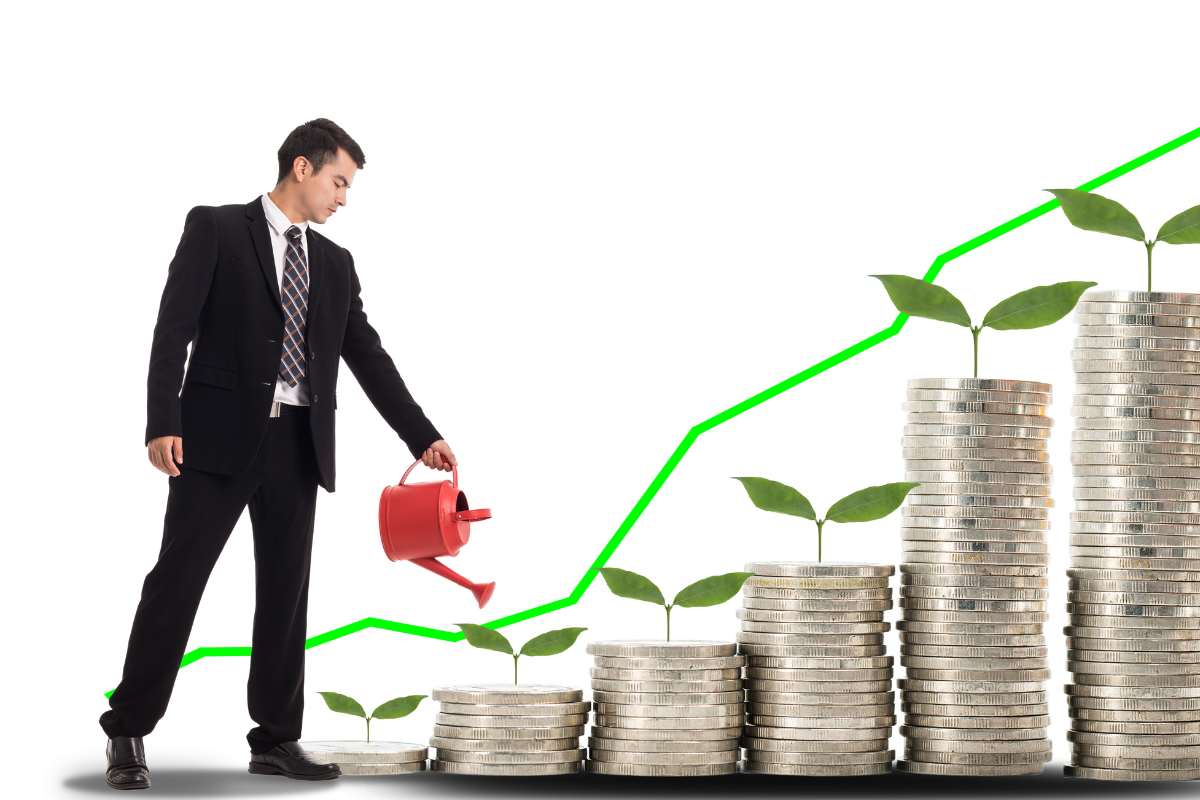 uomo che annaffia una serie di monete messe in scaletta