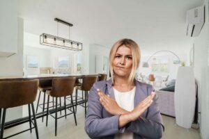 cucina con open space e donna che dice no