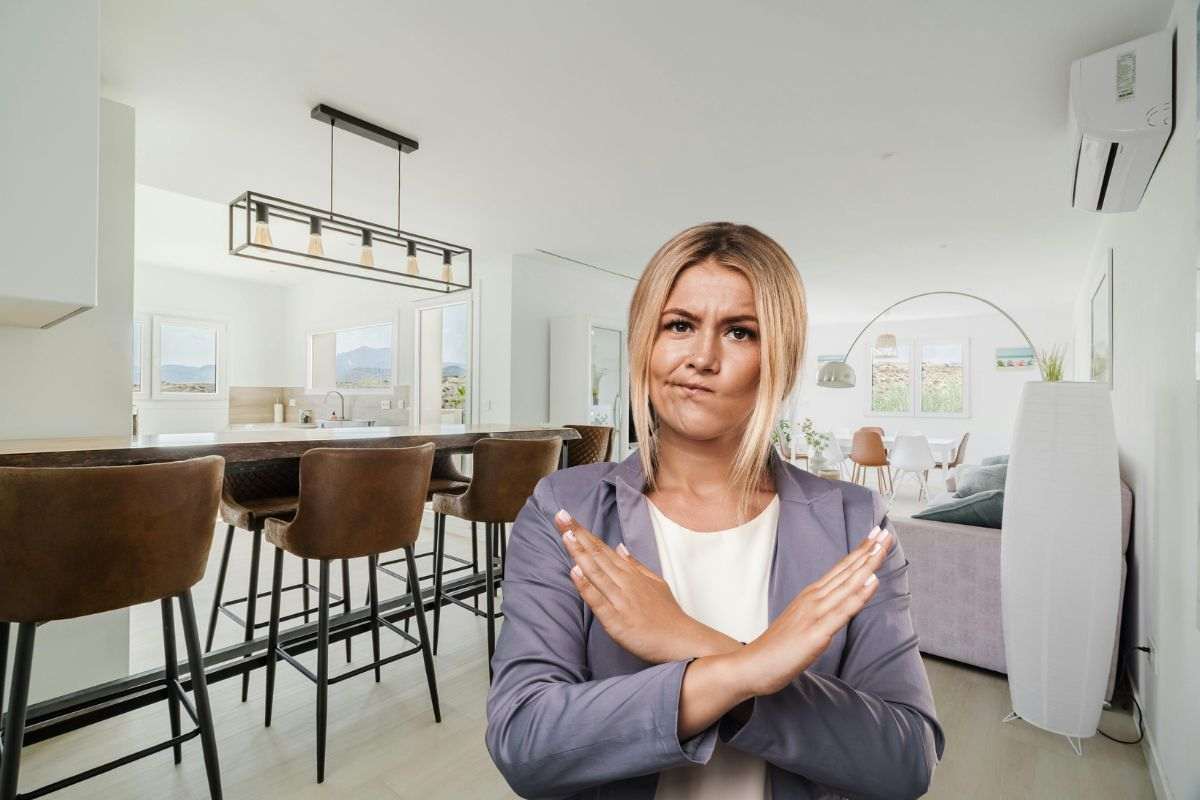 cucina con open space e donna che dice no