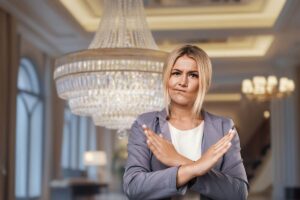 stanza ampia con lampadario e donna che dice no