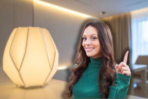 lampada da tavolo e donna sorridente