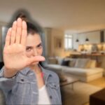 open space e donna che fa stop