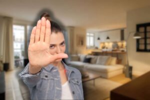 open space e donna che fa stop