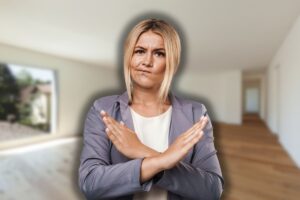 casa con parquet e donna che fa no con le mani