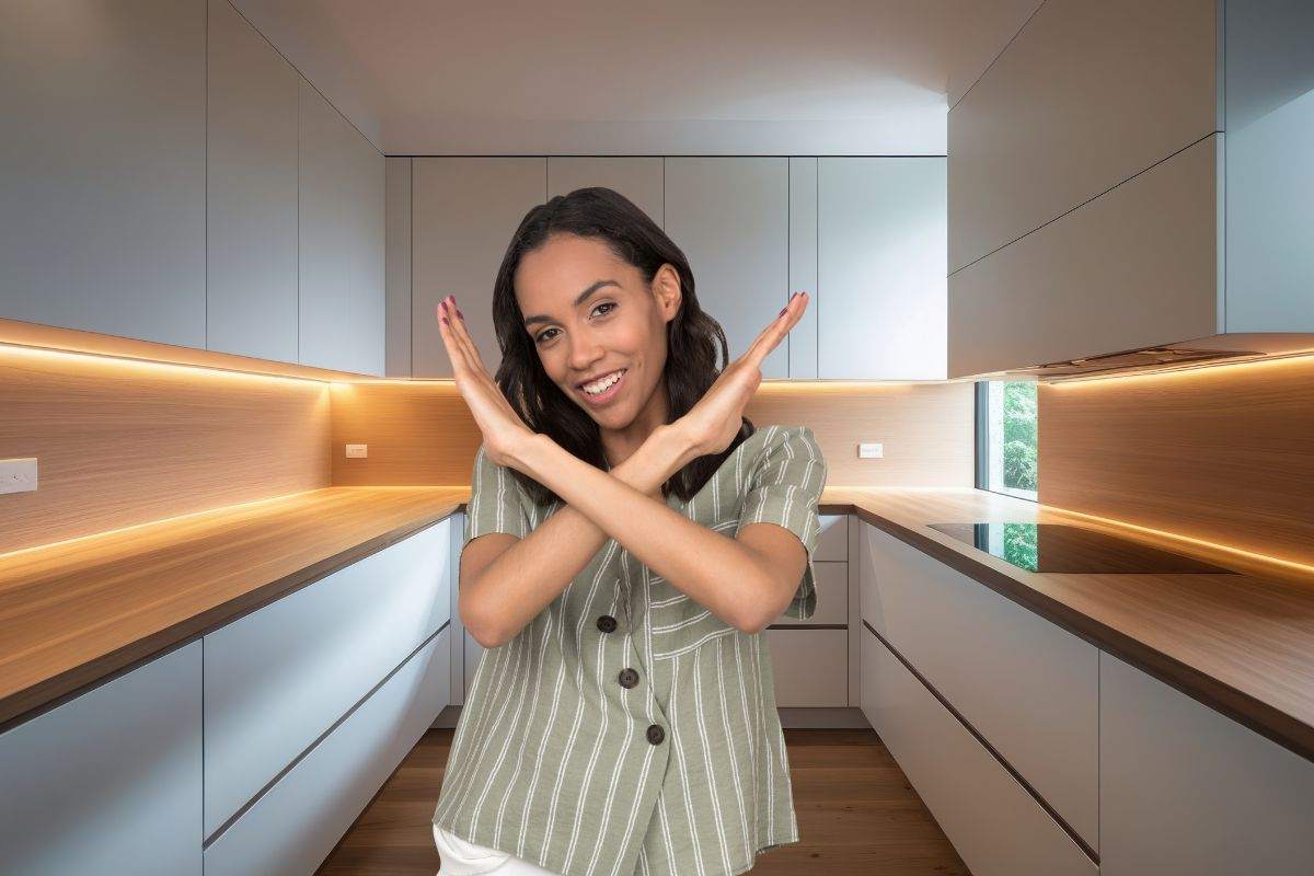 cucina moderna e al centro una donna che dice no