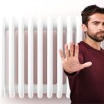 termosifone e uomo che fa segno no
