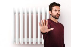 termosifone e uomo che fa segno no