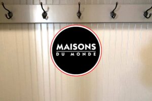 appendiabiti vuoto e logo di maisons du monde