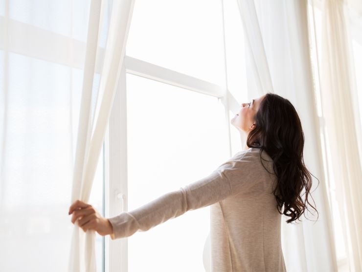donna che apre finestra