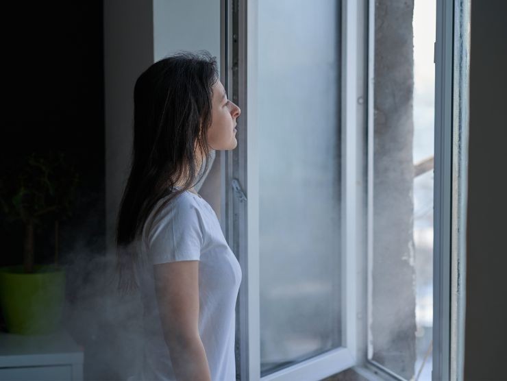 donna che apre la finestra