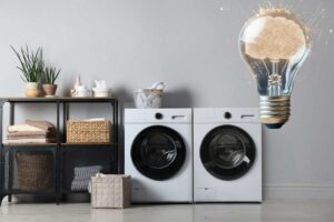 asciugatrice e lavatrice vicine ad un mobile e lampadina con idea