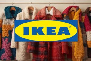 cappotti attaccati ad attaccapanni e logo ikea