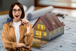 casa e donna con dito alzato stupita