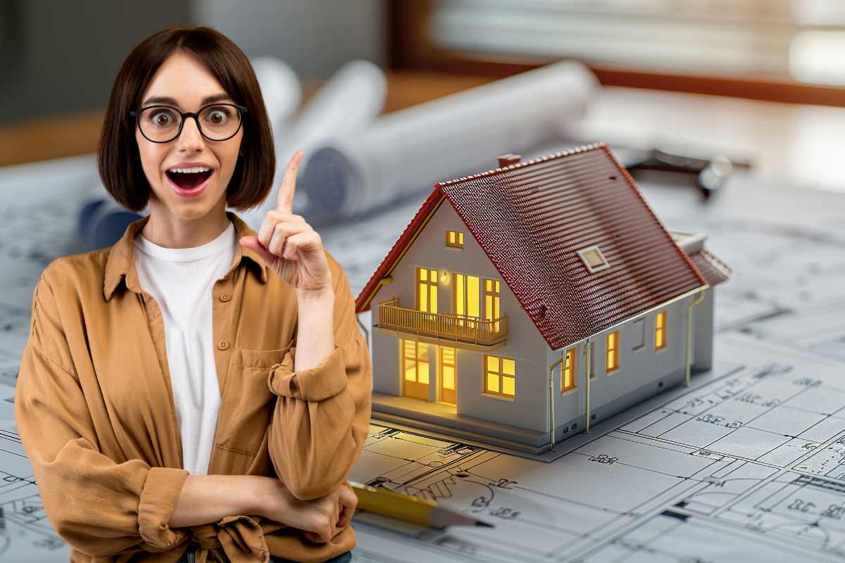 casa e donna con dito alzato stupita