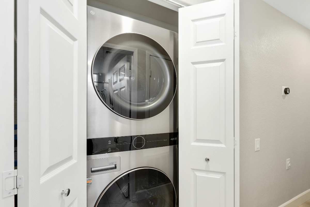 colonna con lavatrice ed asciugatrice