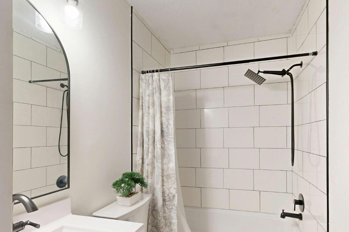 angolo con doccia e vasca e lavandino della porta