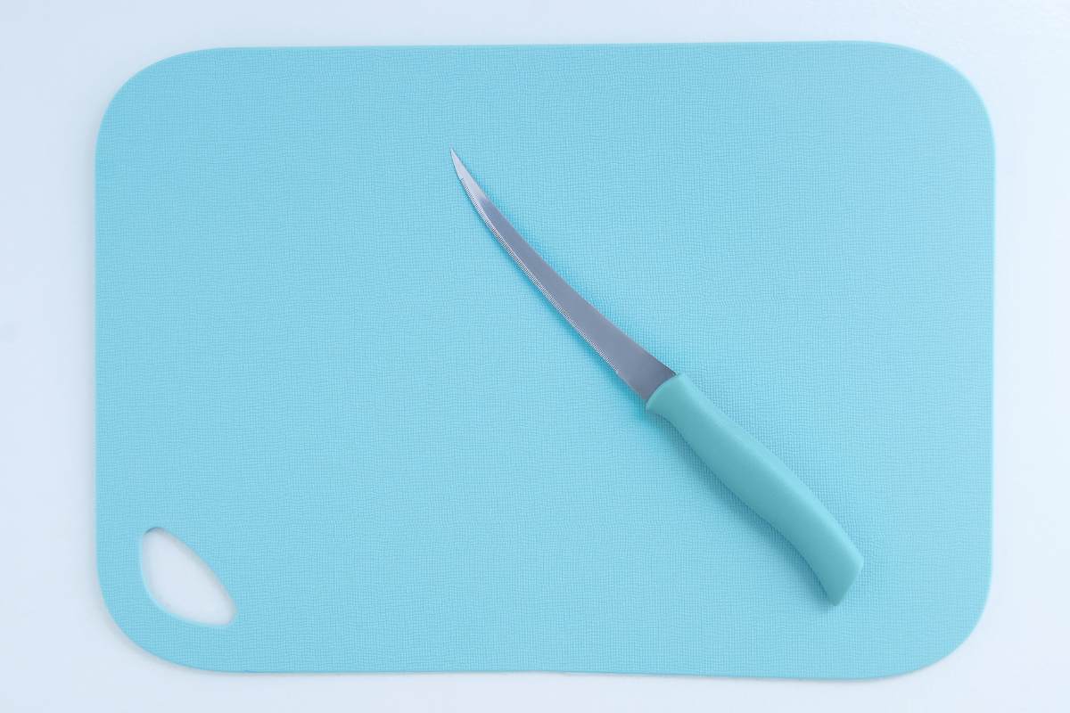 tagliere azzurro con coltello dello stesso colore