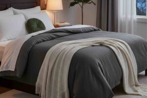 camera da letto elegante con una coperta cura e un plaid appoggiato sopra un po' in disordine