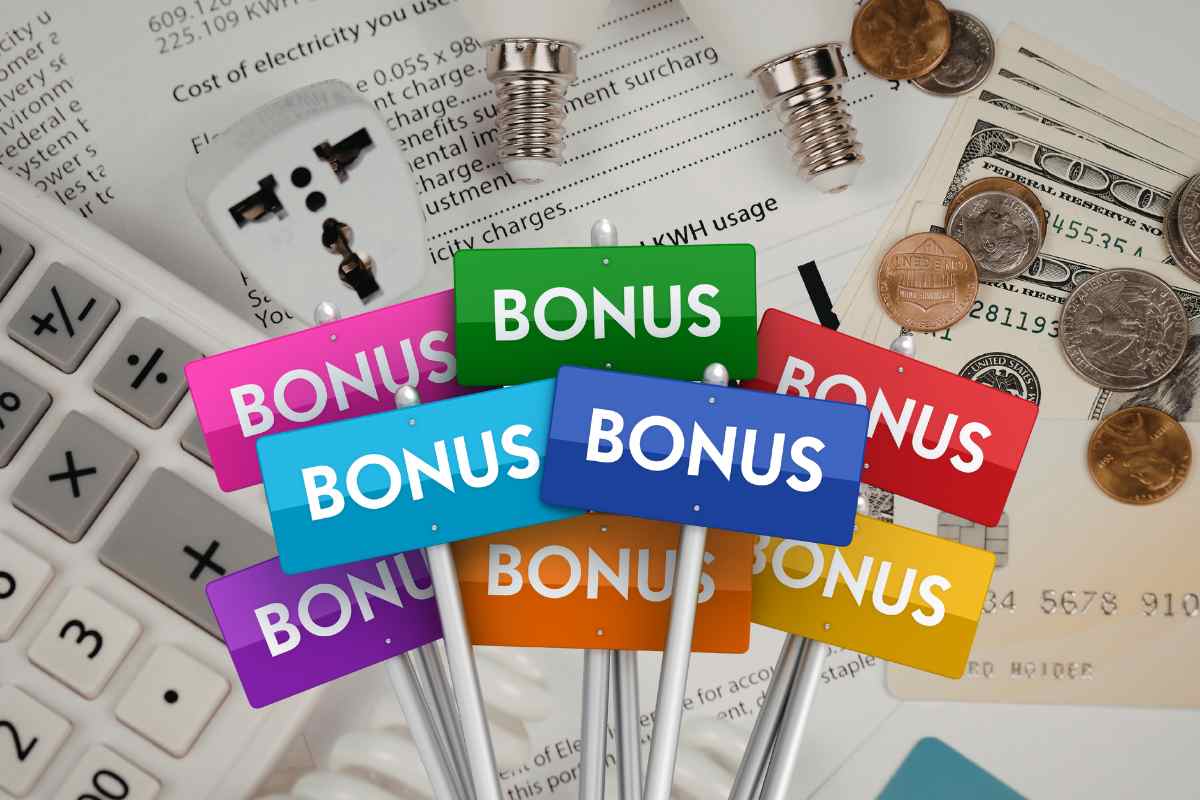 cartelli con scritta bonus , monete calcolatrice e bolletta