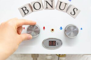 mano su caldaia con scritta bonus