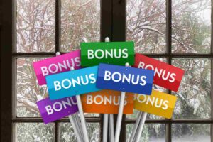 finestra con neve sullo sfondo e cartelli colorati con la scritta bonus