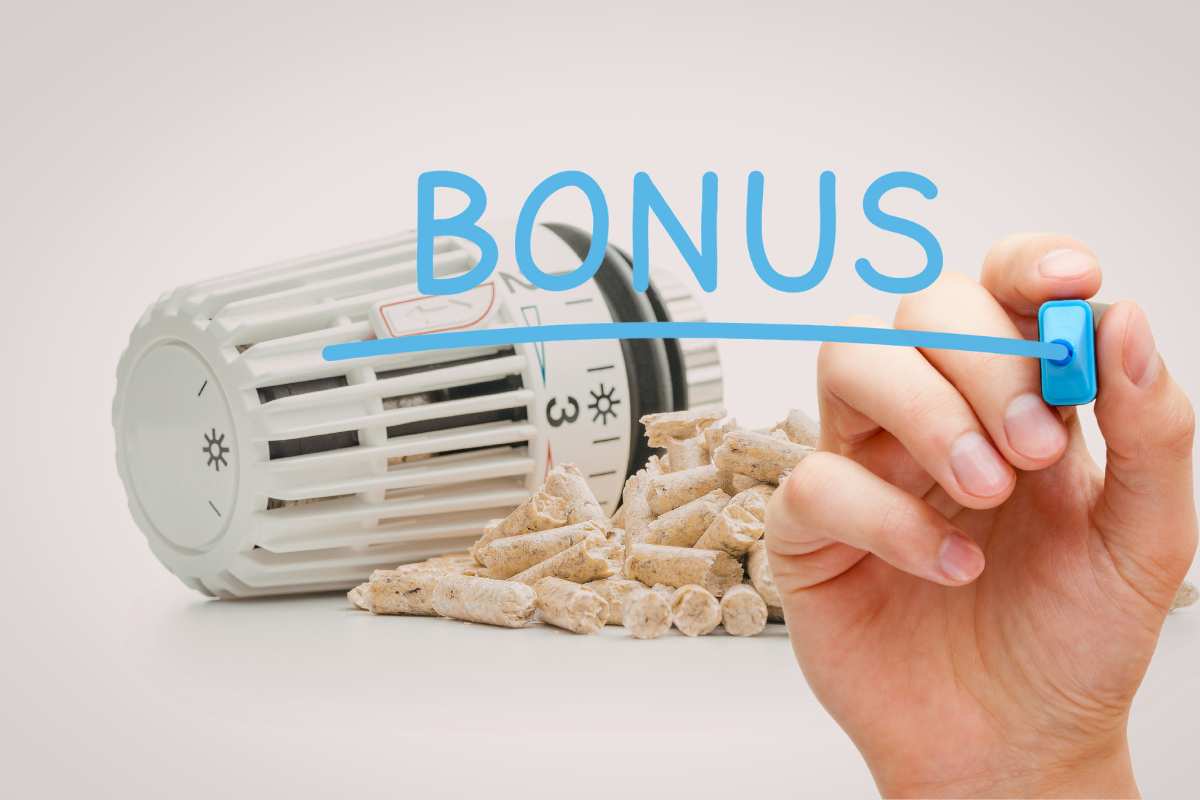 pellet e mano che scrive bonus in azzurro