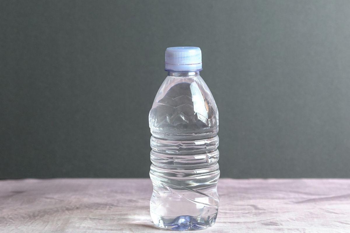 bottiglia di acqua su tavolo 