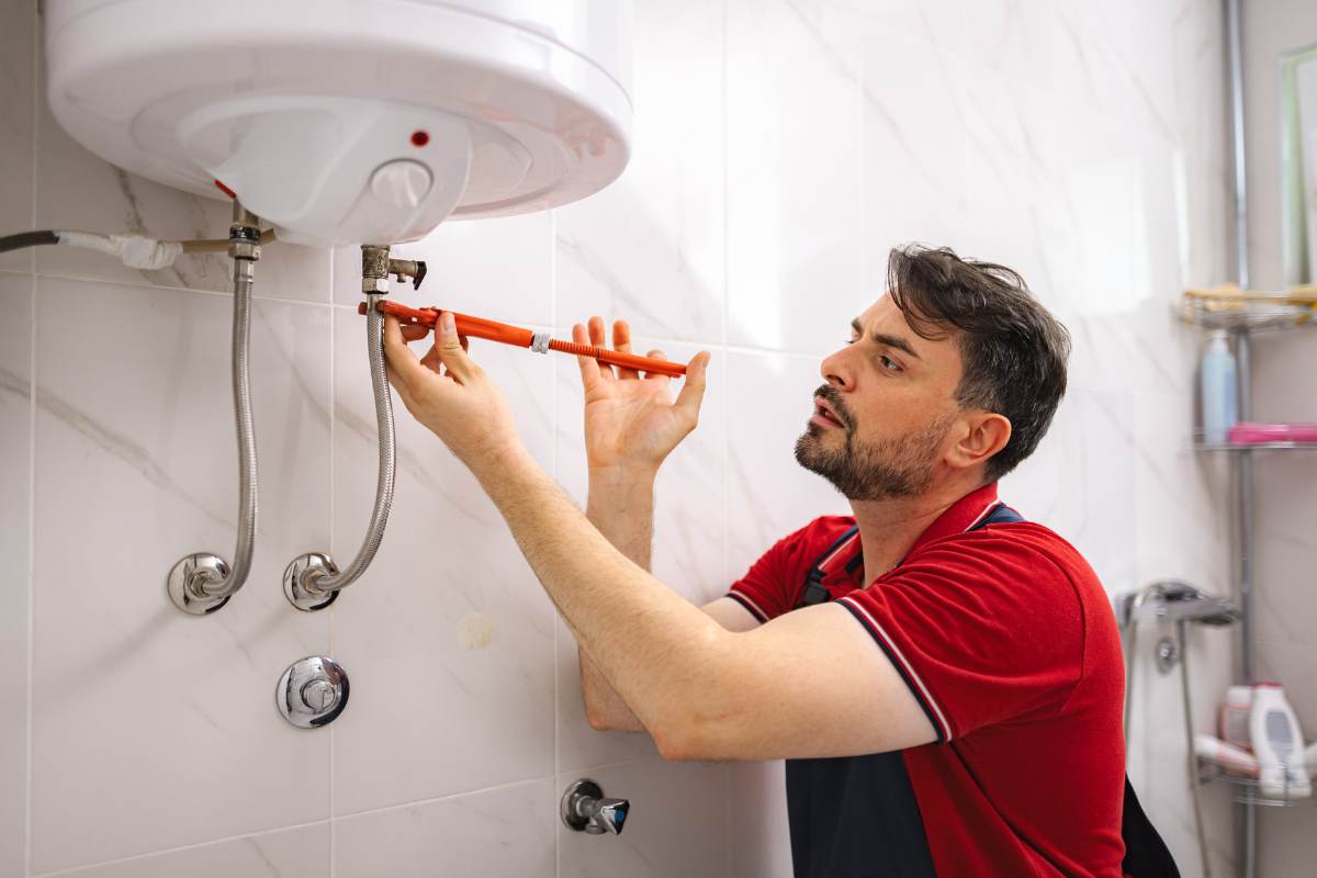 tecnico che ripara la caldaia