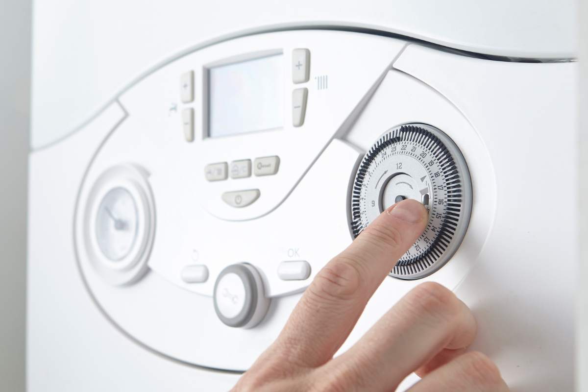 mano su meccanismi della caldaia 