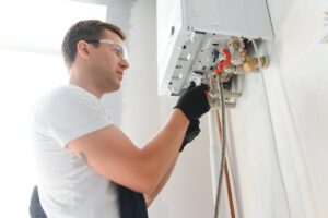 tecnico che lavora sulla caldaia