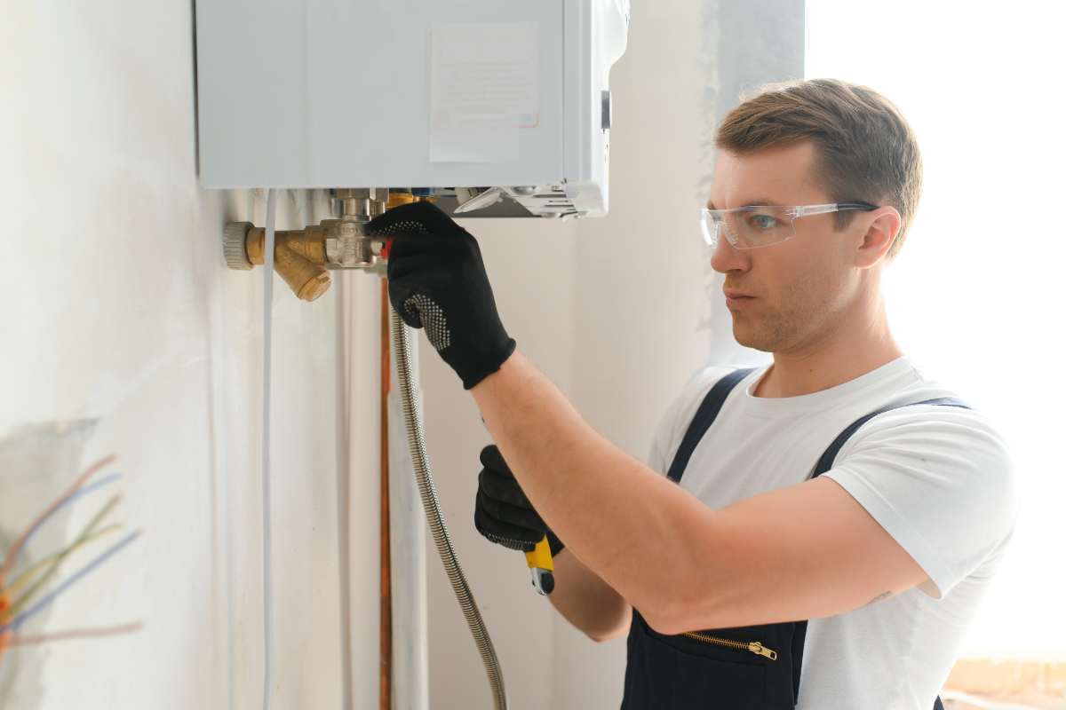 tecnico che lavora su una caldaia