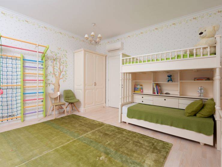 ampia cameretta per bambini con letto a castello e tappeto verde per terra