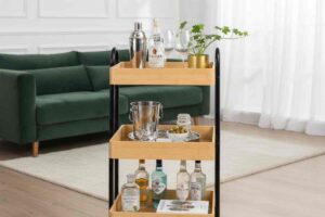 carrello legno e metallo nero in un salotto