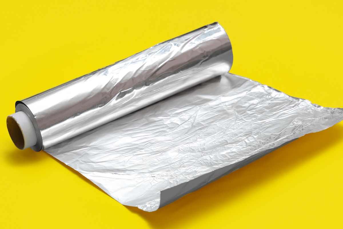 rotolo di carta stagnola e sfondo giallo 