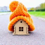 casa con cappello arancione sopra