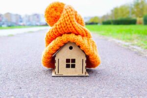 casa con cappello arancione sopra