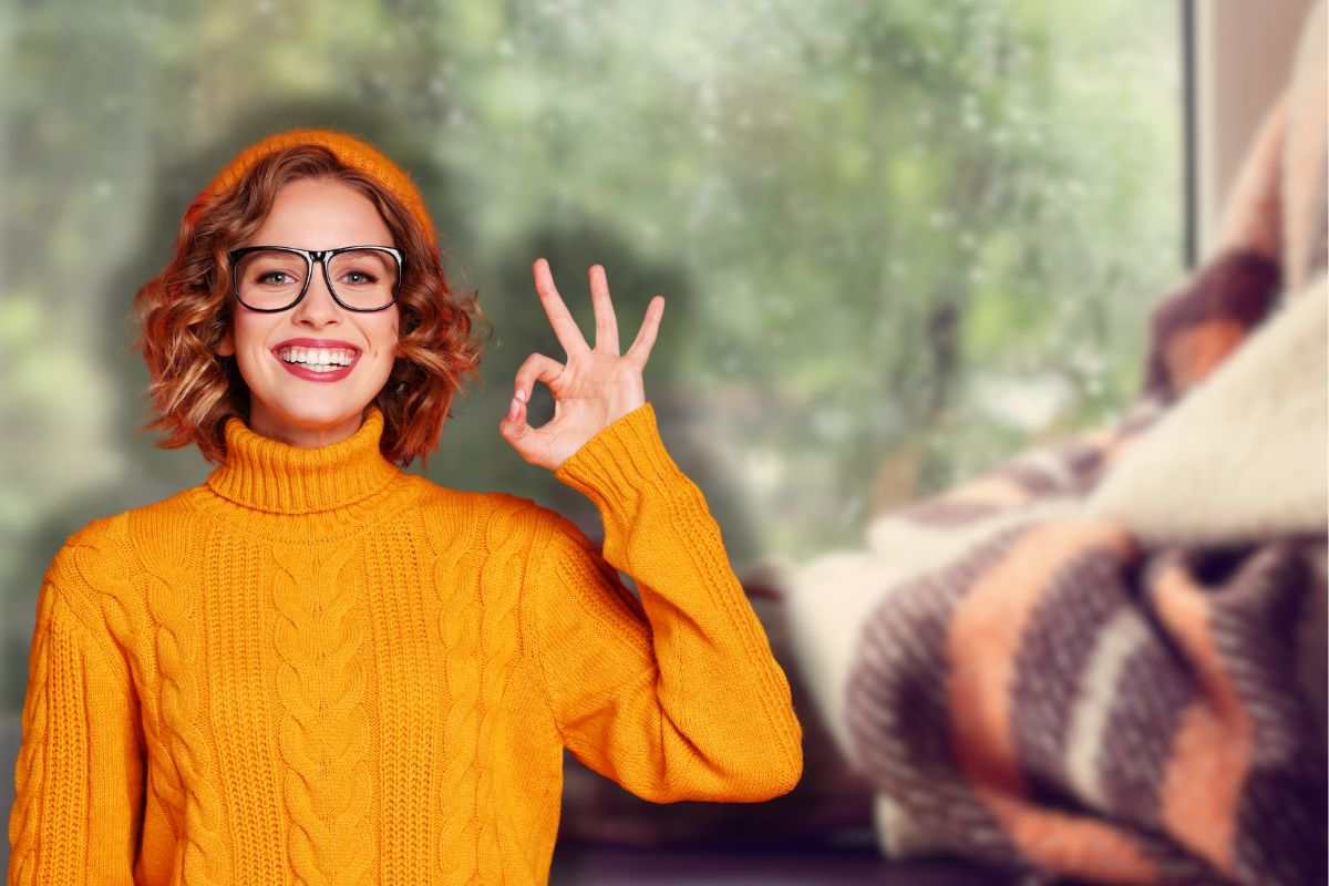 donna calda in casa e un'altra sorridente che fa ok con le mani