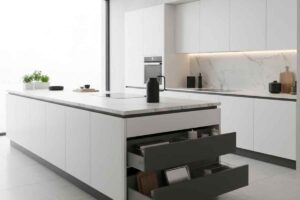 cassetti grandiin una cucina chiara