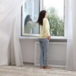 donna che apre la finestra