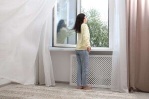 donna che apre la finestra